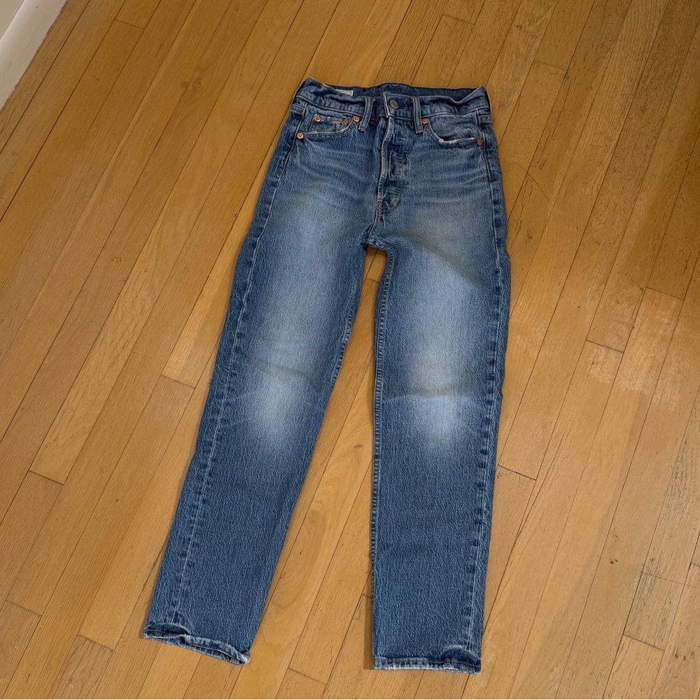 GAP Women’s Straight Leg Jeans in Medium Blue Wash